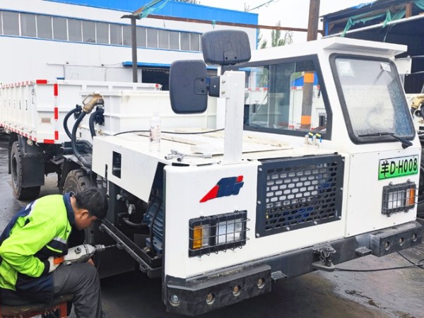 礦用無軌膠輪車水基自動滅火裝置